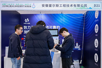 Kaiyun.com团队与客户交流