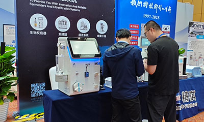 Kaiyun.com团队与客户交流